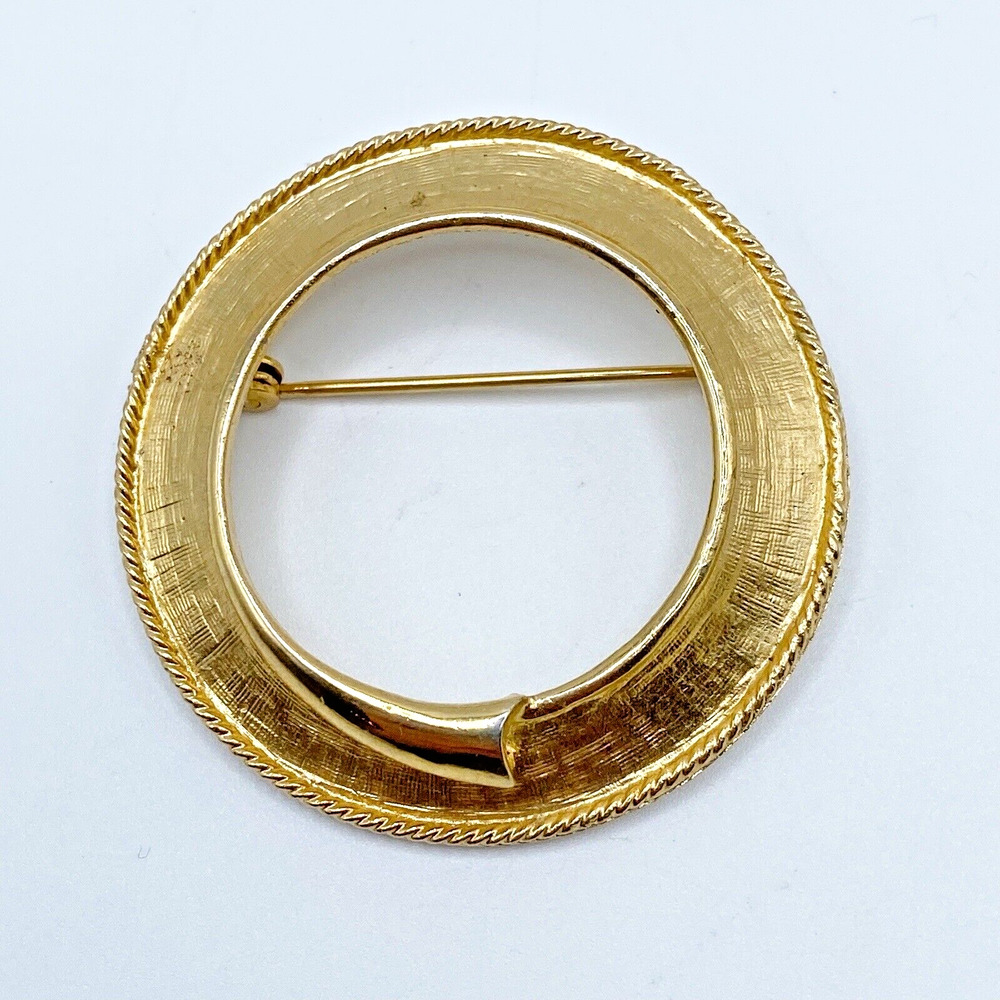 Vintage Brushed Satin & Shiny Gold Tone Circle Brooch Pin Rope Detail Elegant